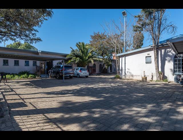 1,200M² BUILDING FOR SALE IN VILLAGE MAIN